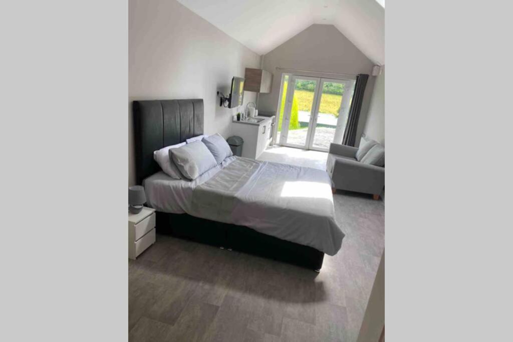 The Forest Chalet - Stunning Studio Apartment Ballycastle Esterno foto